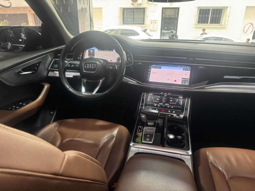 AUDI Q8