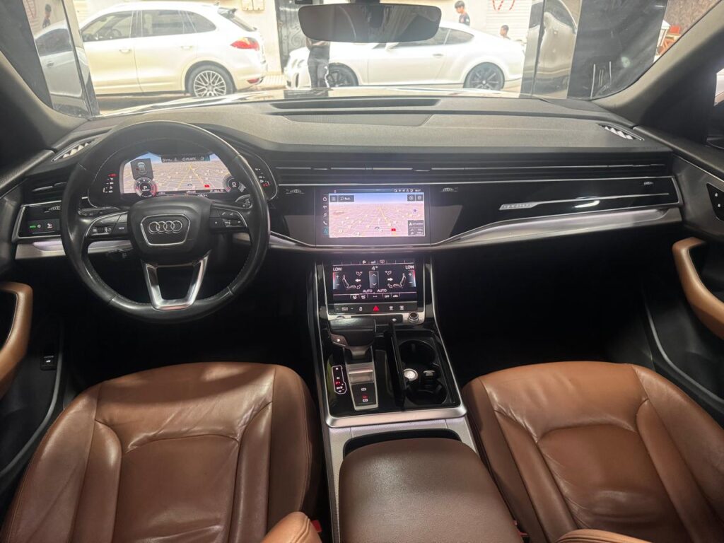 AUDI Q8