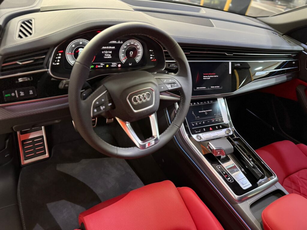 AUDI Q8 S-LINE