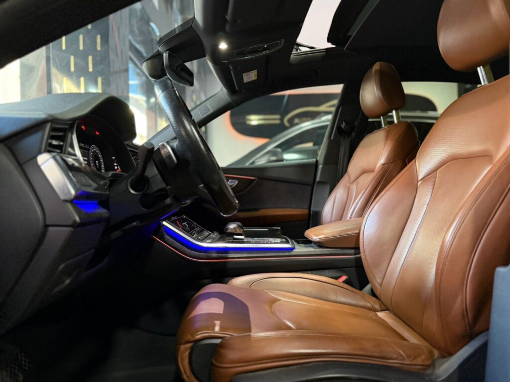 AUDI Q8