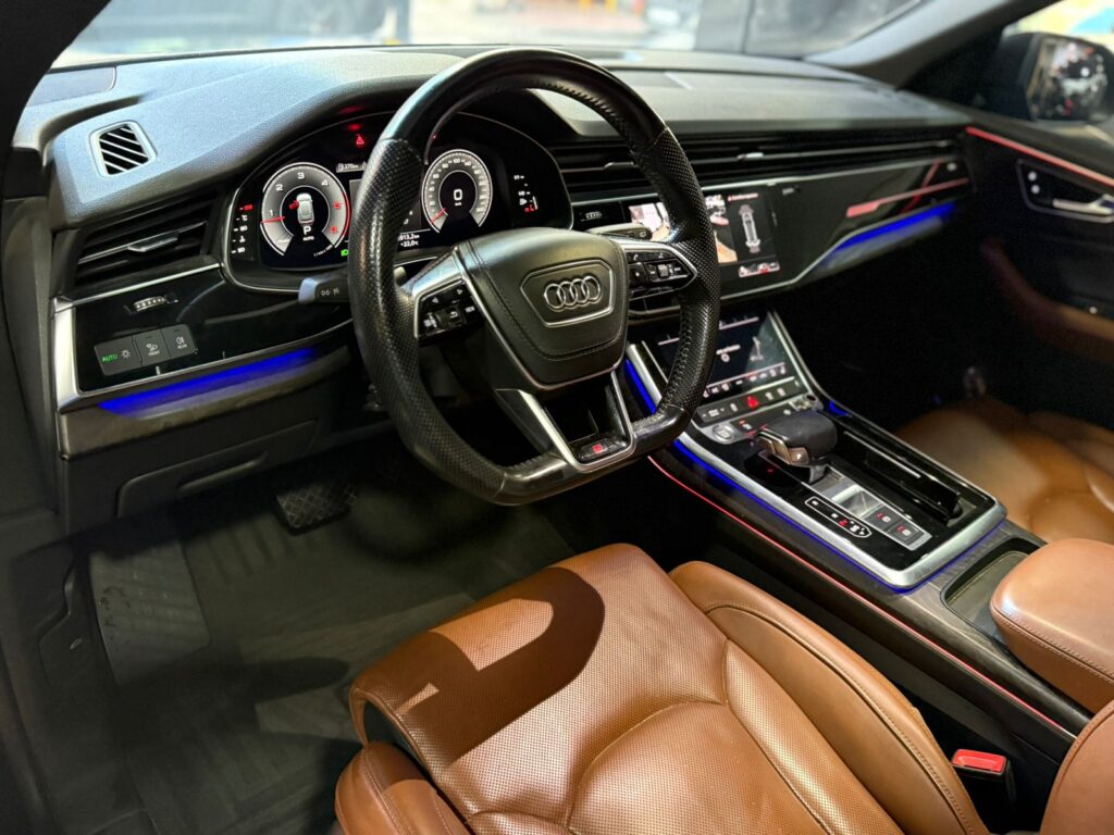 AUDI Q8