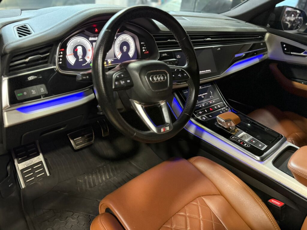 AUDI Q8 S-LINE