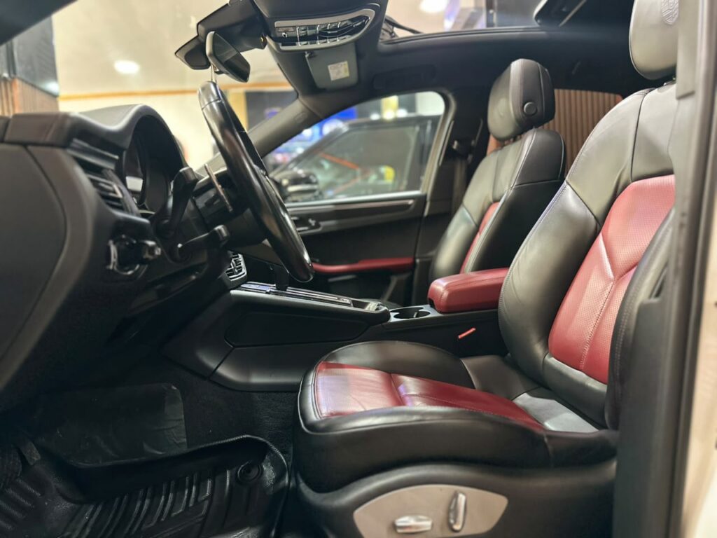 PORSCHE MACAN