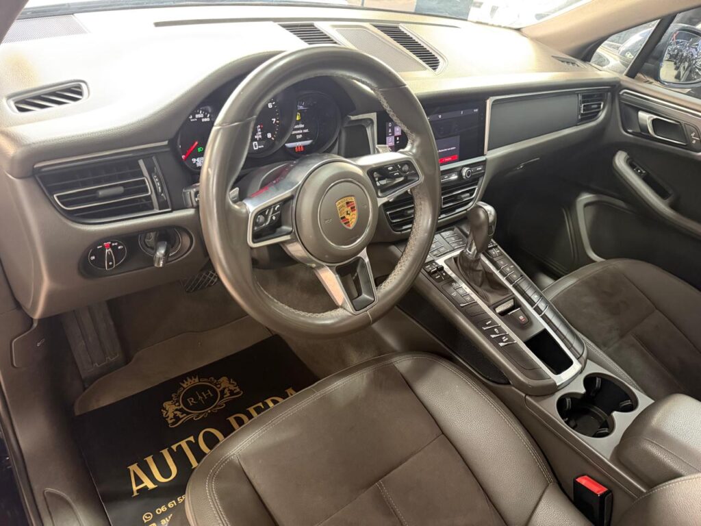 PORSCHE MACAN