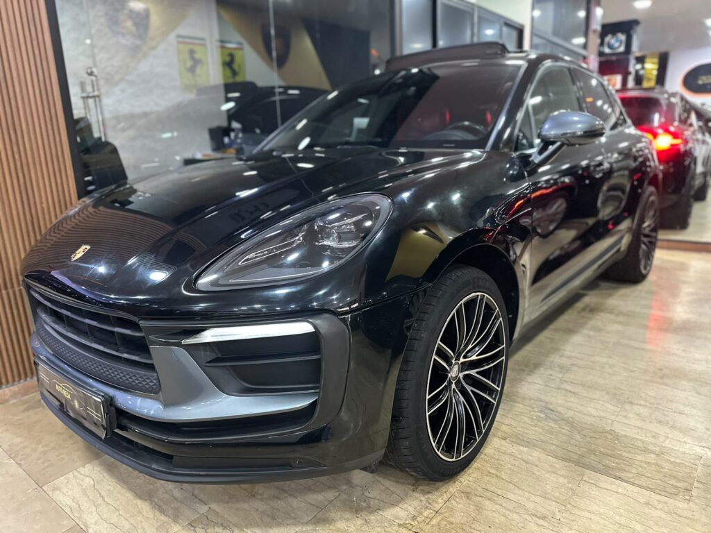 PORSCHE MACAN