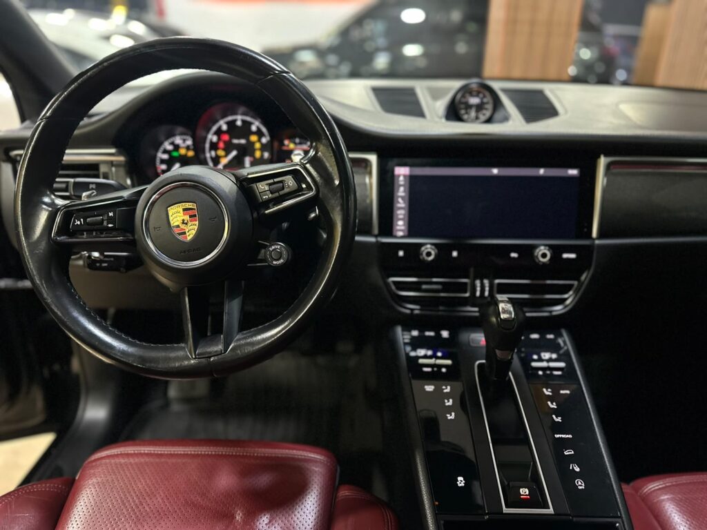 PORSCHE MACAN