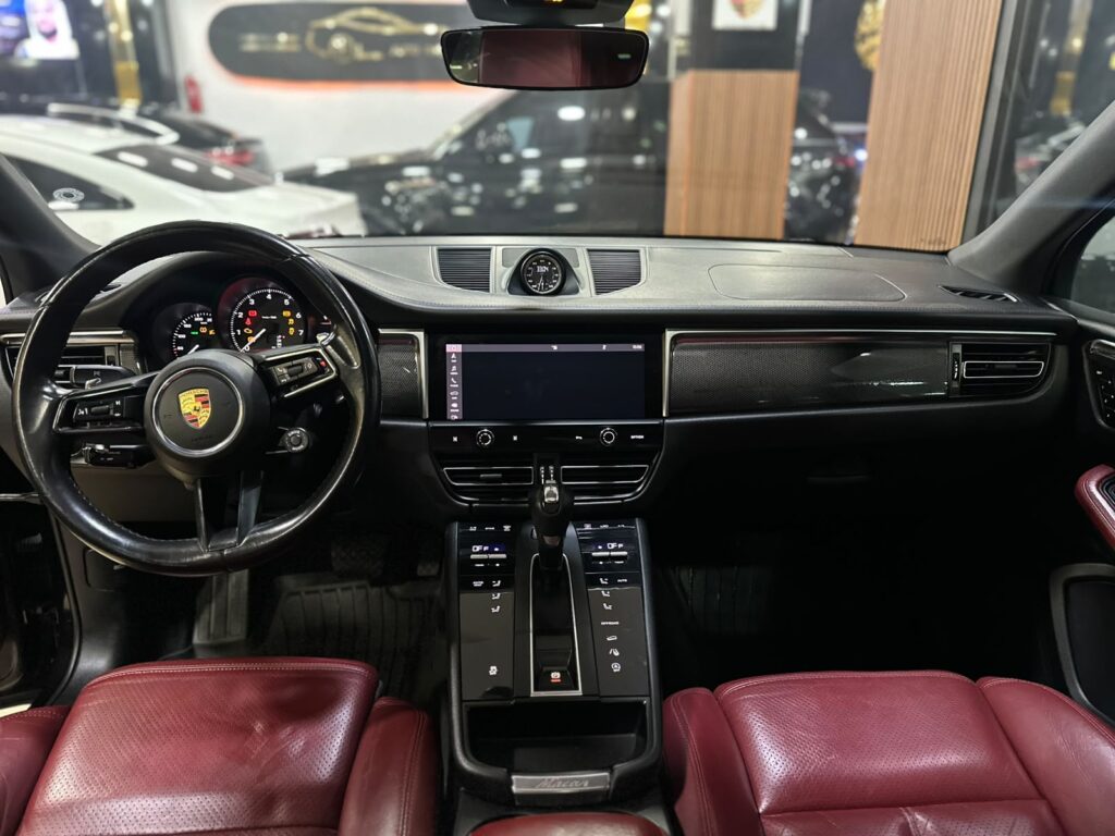 PORSCHE MACAN