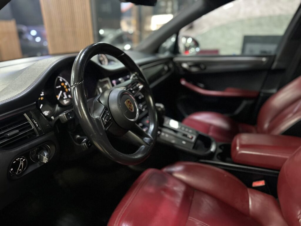 PORSCHE MACAN