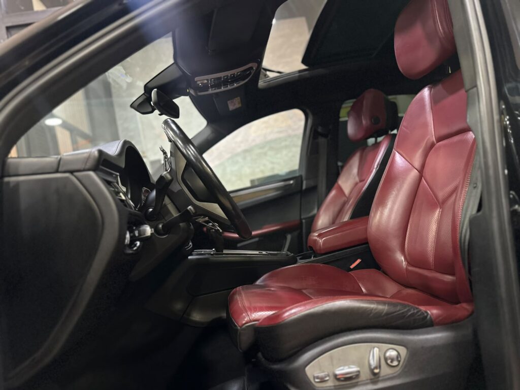 PORSCHE MACAN