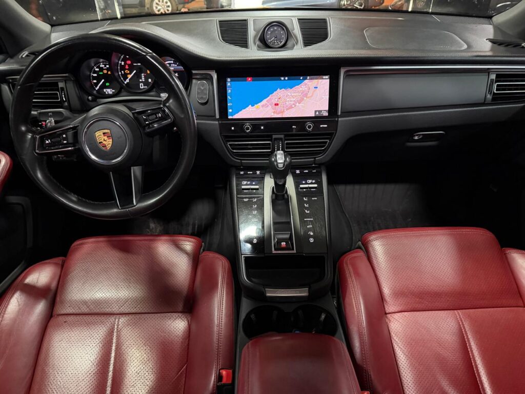 PORSCHE MACAN