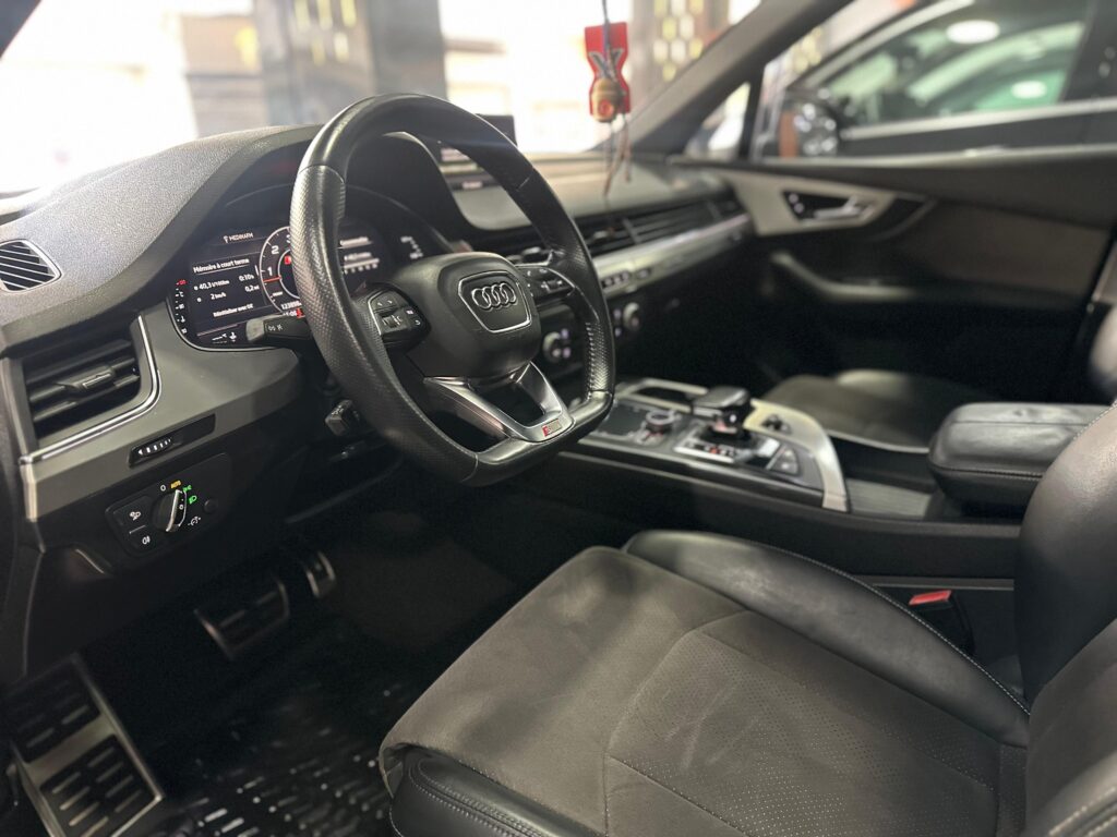 AUDI Q7 S-LINE